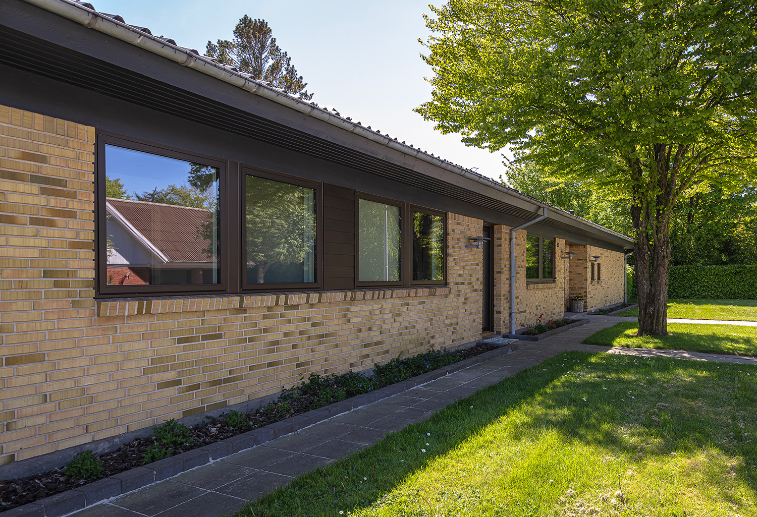 Villa set fra siden med 3 vinduespartier i aluminiums farven Classic 34 