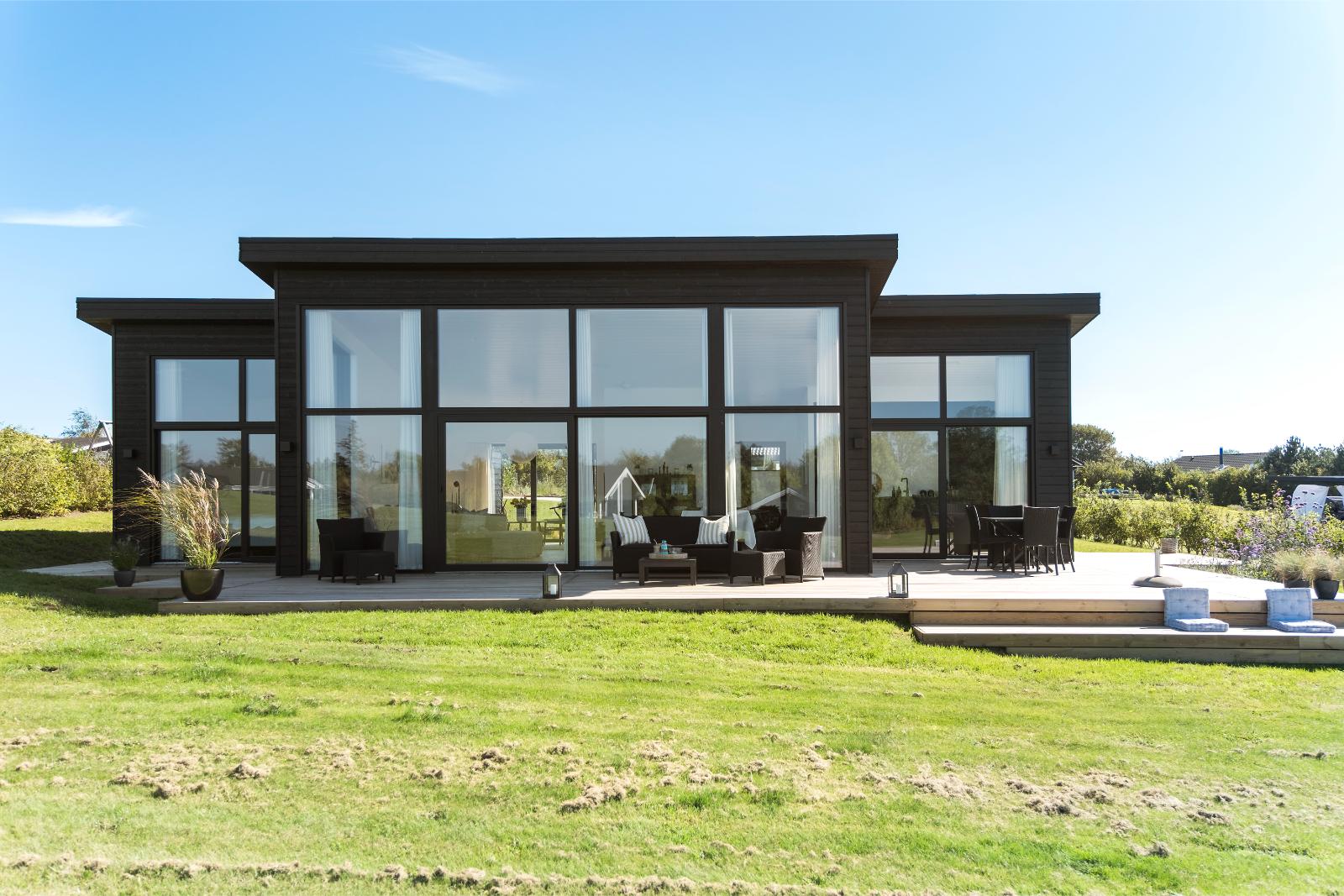 Stenhøj Husene designlinje Black Line. Set udefra med store smukke vinduespartier.