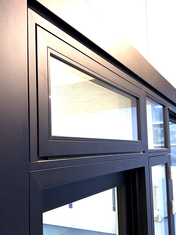 Elektronisk vinduesåbner AXA Remote 2.0 vist på et lukket vindue.