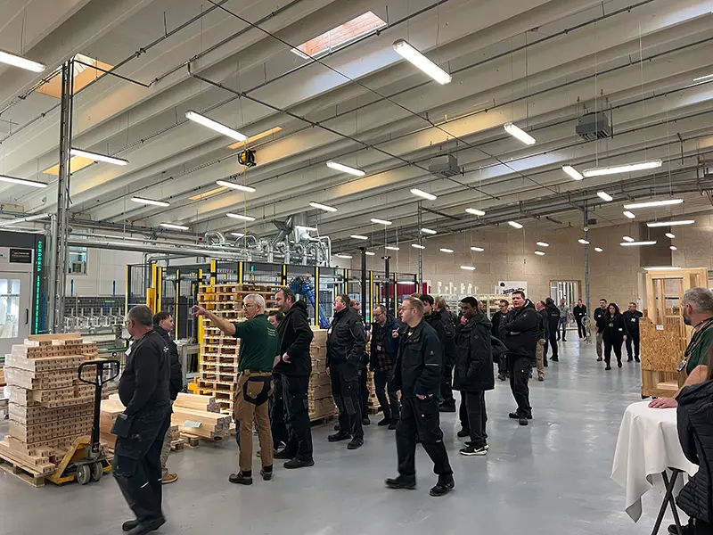 Åben Fabrik 2024 - Gæster på rundvisning hvor Finn fortæller om Conturex.