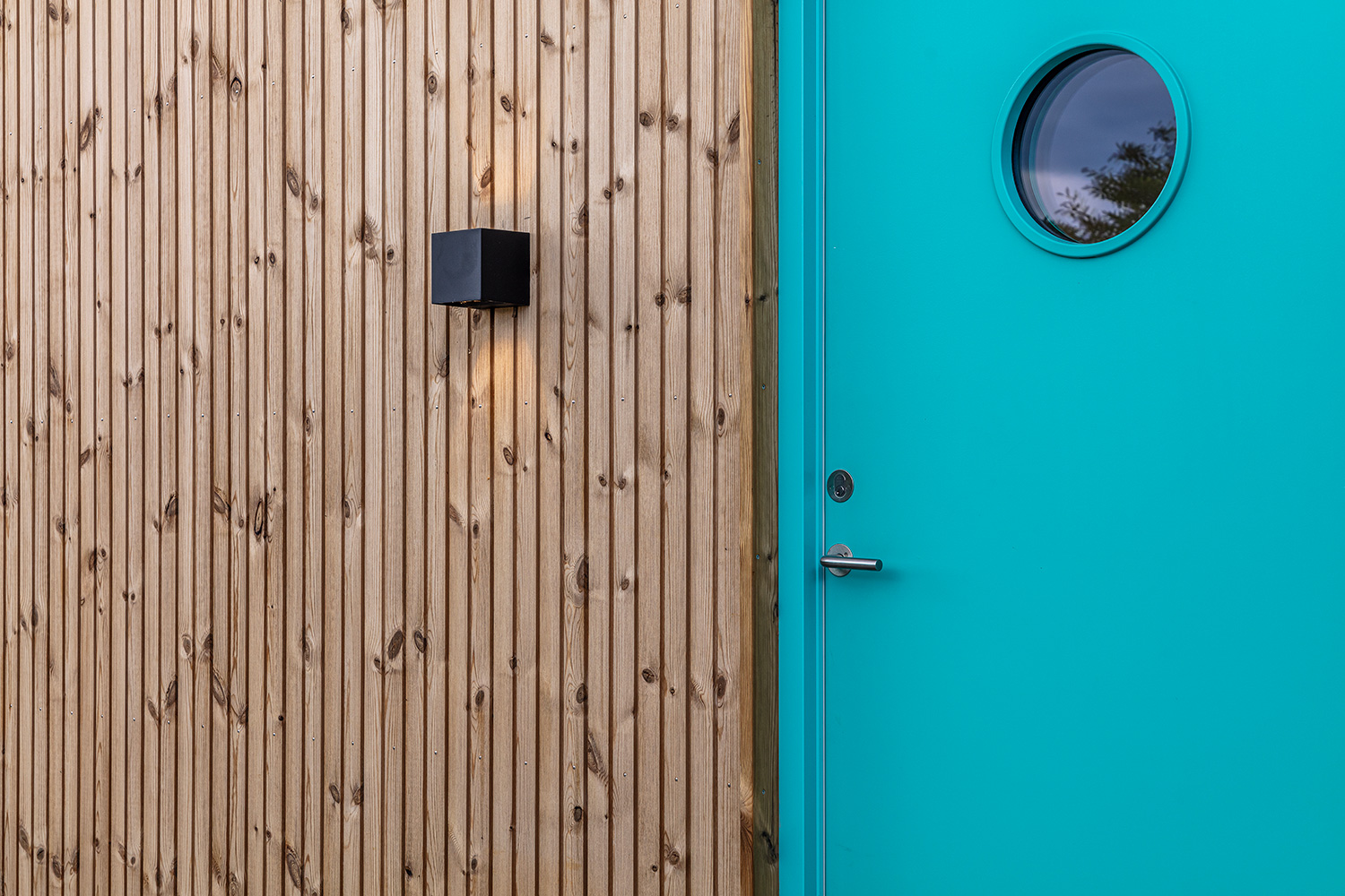 Nærbillede af en facadedør i en flot lysegrøn