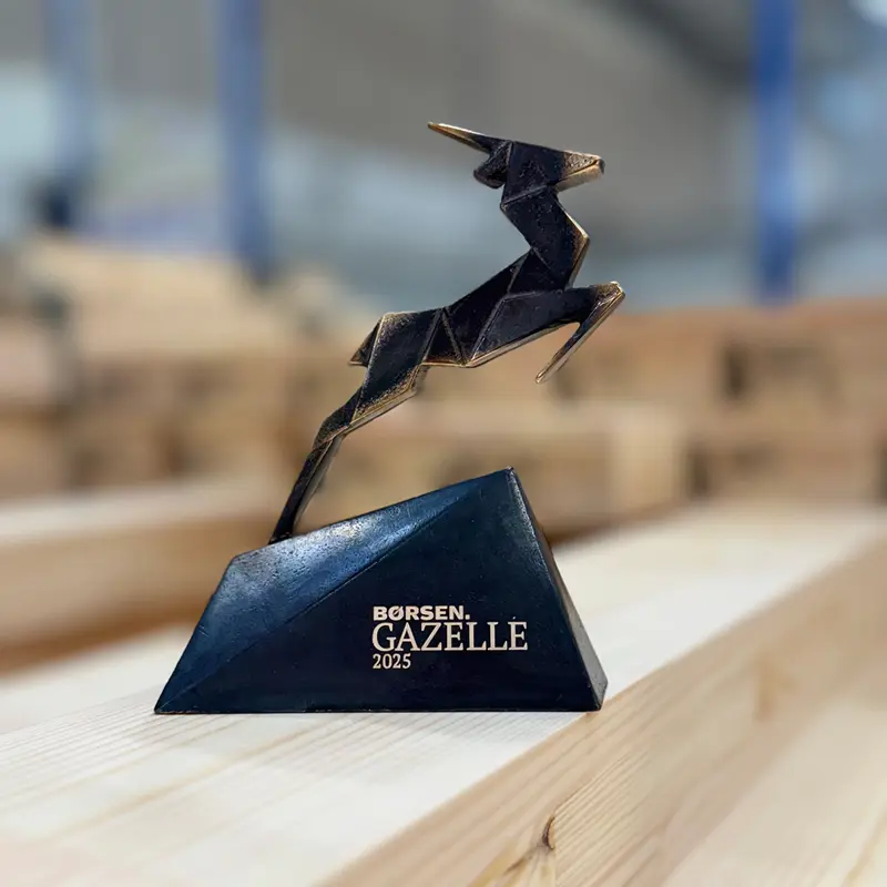 Børsen Gazelle stituette, som står på nogle pinde i produktionen.