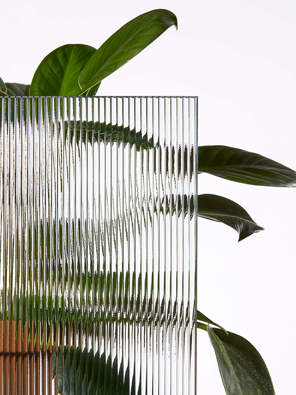 Glasset hedder VISIOSUN, som afskærmer på en dekorativ og moderne måde.