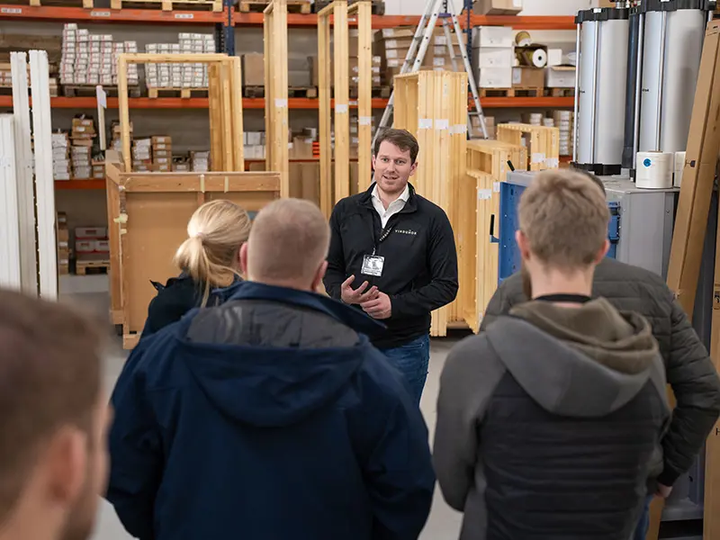 Åben Fabrik 2024 - Casper fortæller gæster på rundvisning.