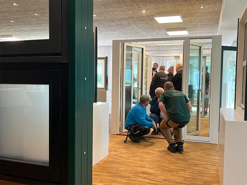 En balkondør får meget opmærksomhed fra gæsterne til receptionen.