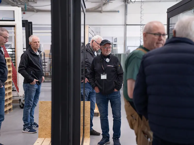 Åben Fabrik 2025 -  gæster på rundvisning som kommer forbi skydedørsafdelingen.