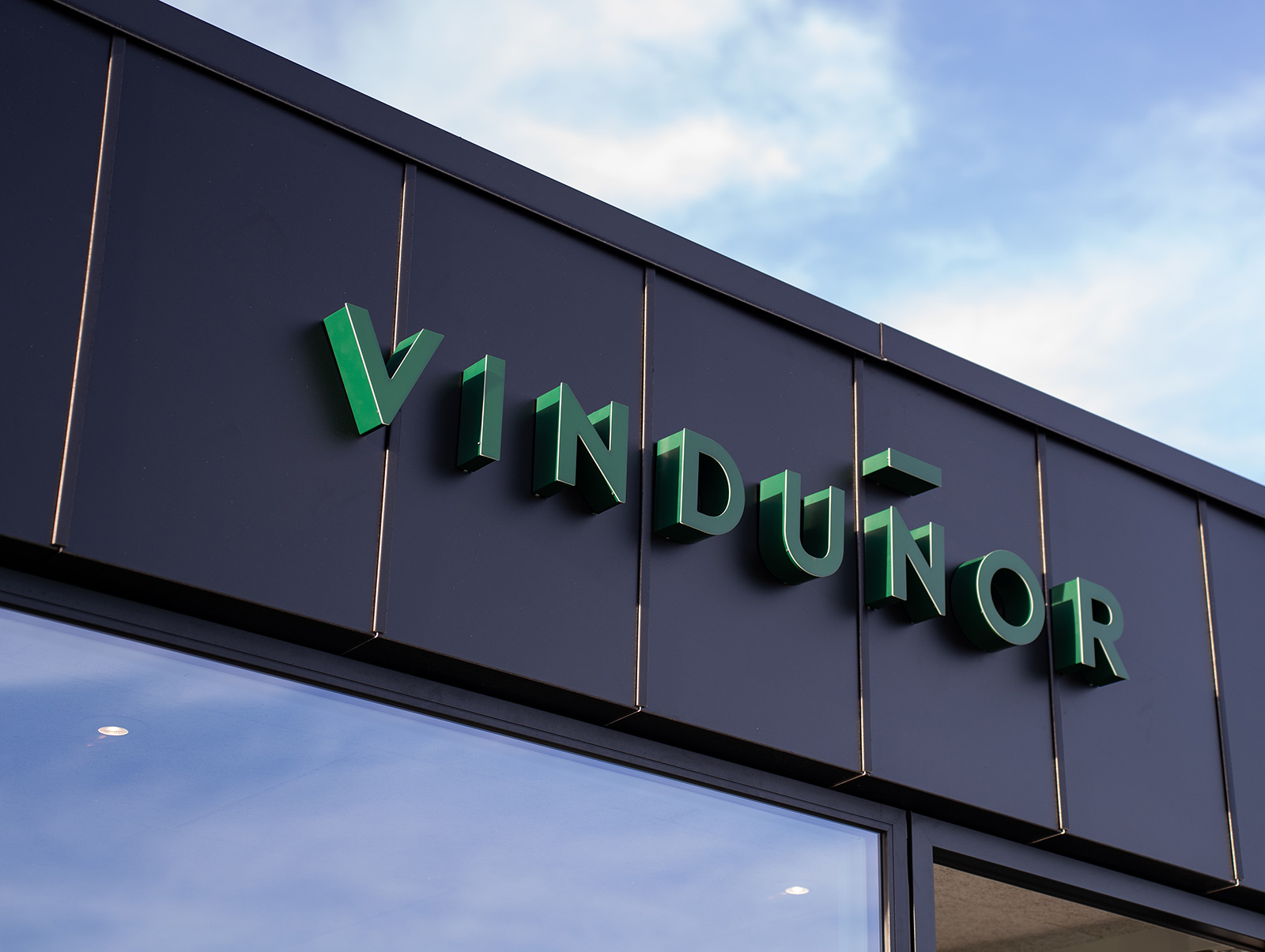 Vores Vindunor skilt henover den nyeste indgang til receptionen.