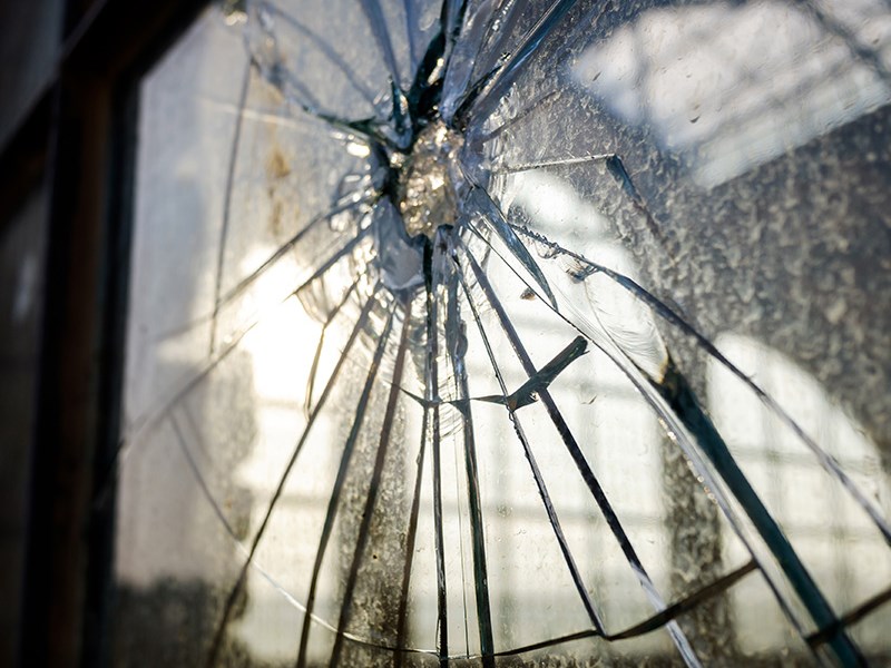 Et billede af et lamineret glas der er gået i stykker. Man kan se hvordan glasset bliver hængende på folien og ikke falder af.