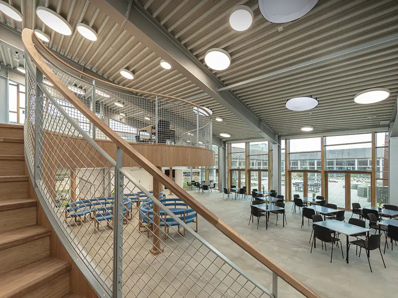 oversigtbillede indvendigt af fælleslokale med masser lysindfald fra det store glasparti der er lavet i lakeret fyrretræ - reference Nordsøen parken