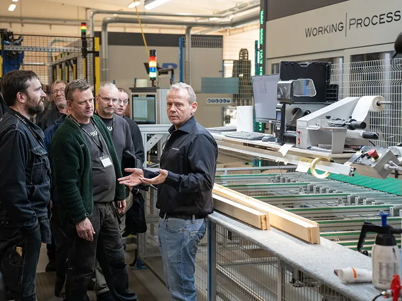 Åben Fabrik 2024 - Gæster på rundvisning ved Claus og er nu ved WP.