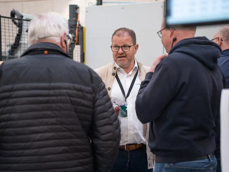 Åben Fabrik 2025 - Henrik taler med 2 gæster inden de skal på rundvisning.