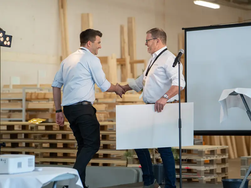 Åben Fabrik 2025 - Henrik giver hånd til Peter Kragsig, som har 10 års jubilæum.