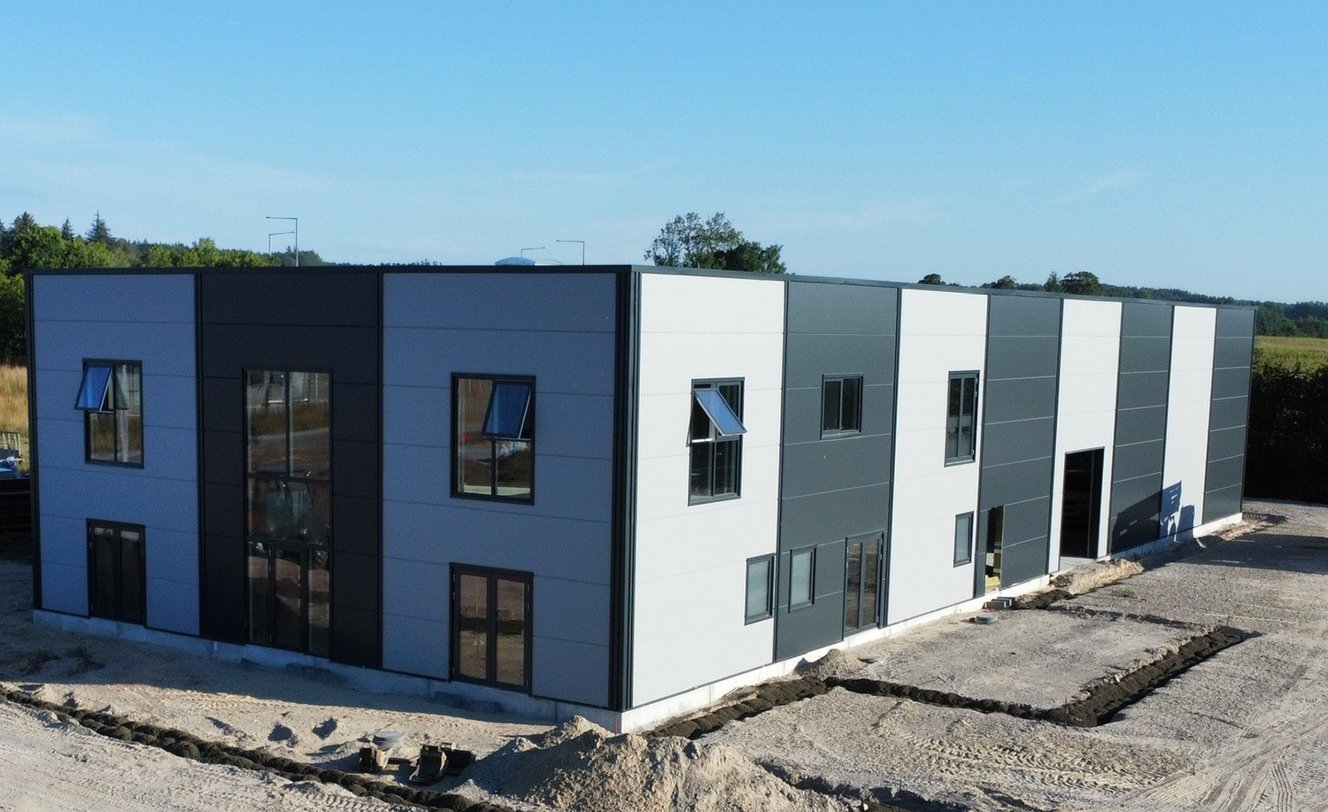 oversigtbillede af fastkarm, topstyret og facededør i Nor48 i farven antracitgrå - reference Arcelor Mittal