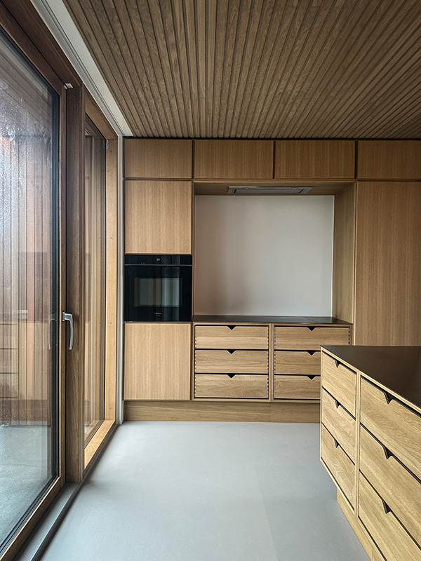 ovesigt billede af køkkenet af en skydedør i egetræ lavet i nor48