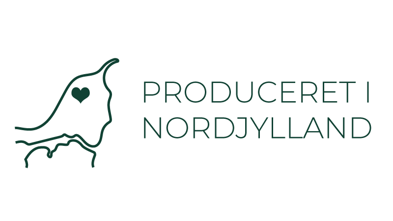 Jylland er tegnet op og der er placeret et hjerte i Hjørring. Ved siden af står teksten Produceret i Nordjylland.