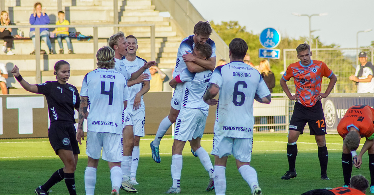 Billede taget ifm en af VFF kampe. Der er 6 spillere.