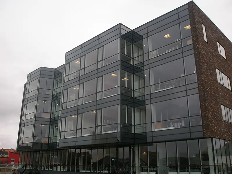 Facade på Deloitte beliggende på Odense Havn, hvor emalit glas er i på.