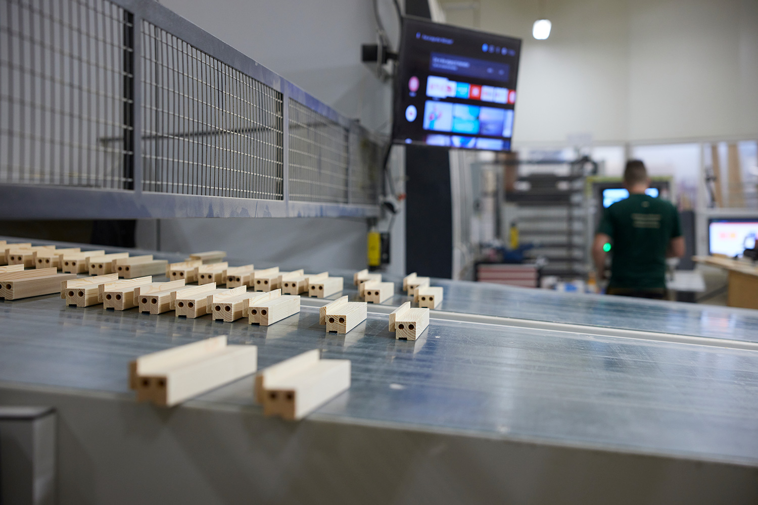 Båndet fra vores CNC, hvor bearbejdet pinde kommer ud.