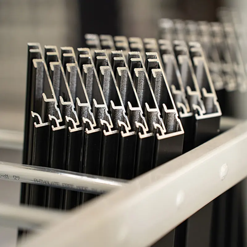 Et closeup billede af aluprofiler.