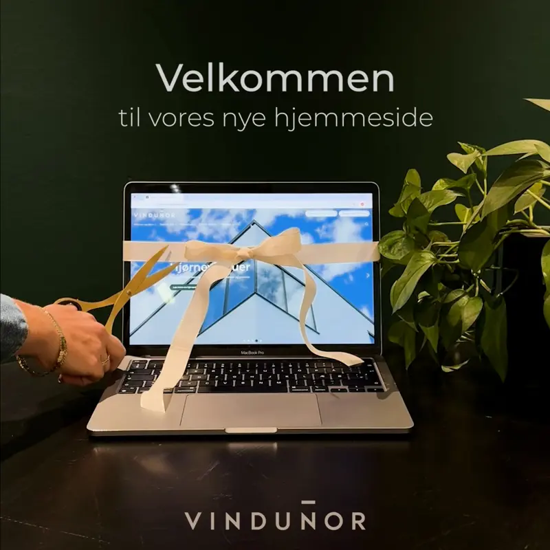 Et billede af en skærm med et bånd omkring og en saks der klipper. På skærmen ses vores nye hjemmeside.