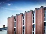 vindues elementer set udvendigt i farven hvid - reference Nordjyske bank