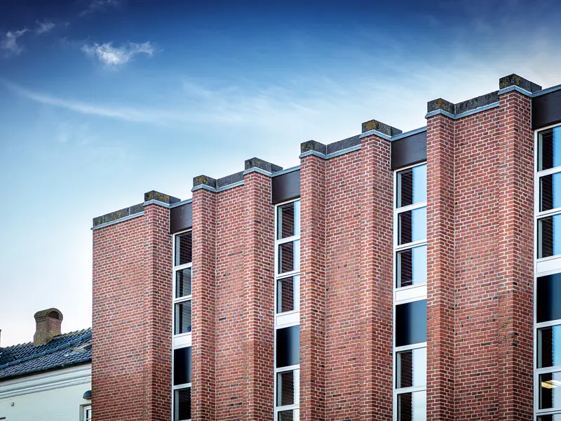 vindues elementer set udvendigt i farven hvid - reference Nordjyske bank