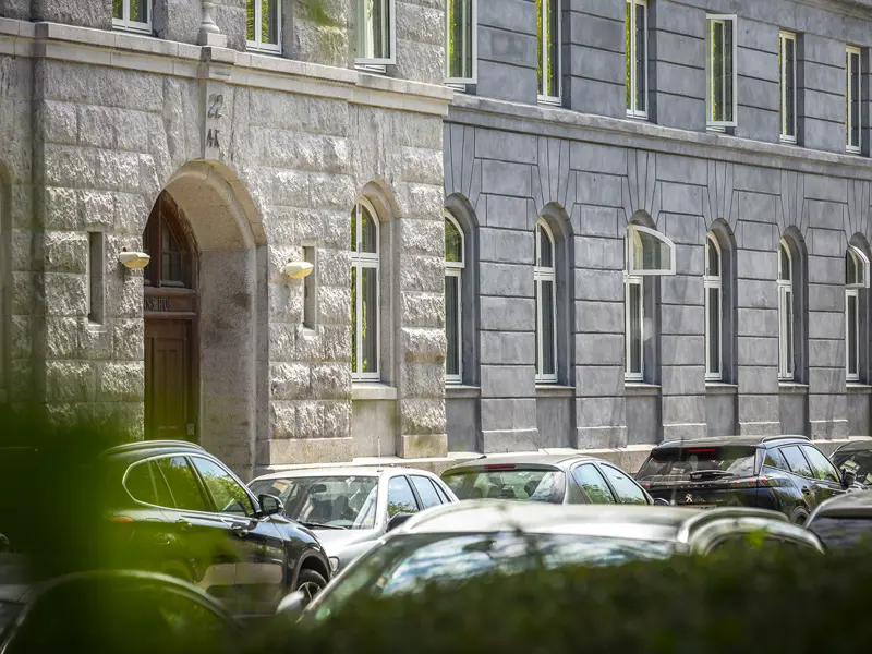 Oversigtbillede udvendigt af etageejendom med dannebrogsvinduer i farven hvid lavet i Nor48 - reference hørsholmsgade