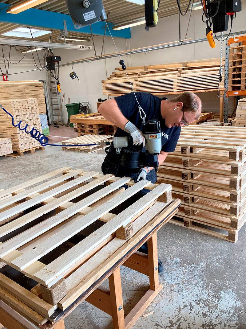 En dygtig medarbejder hos VIKA Hjørring, som er ved at skrue en skrue i.