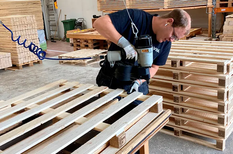 En dygtig medarbejder hos VIKA Hjørring, som er ved at skrue en skrue i.