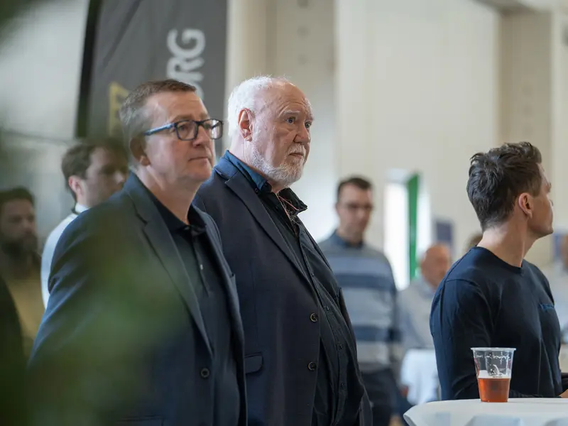 Åben Fabrik 2025 - Nysgerrig tilskuer til Henriks tale.