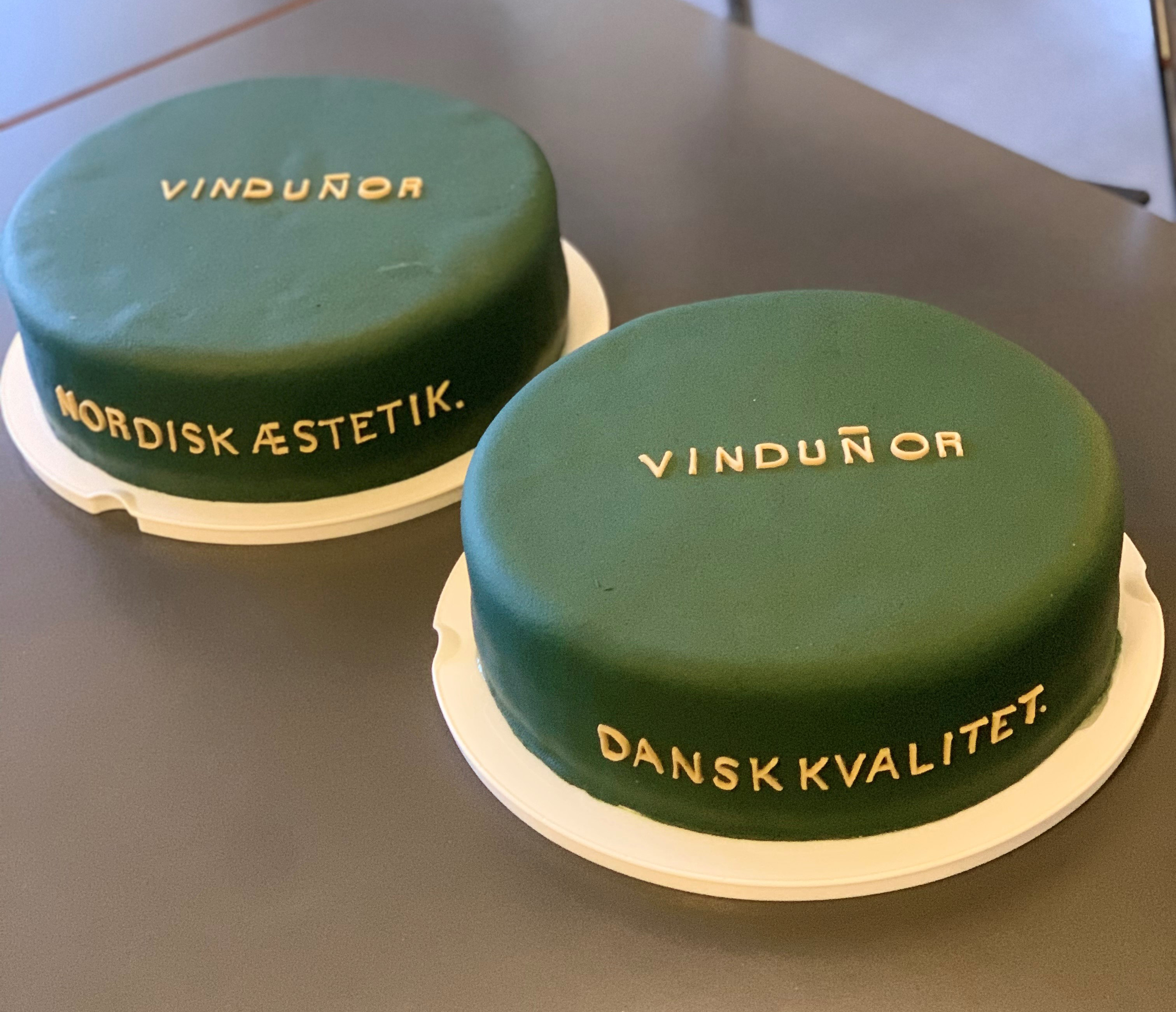 Lækker lagkager pakker ind i Vindunor grøn og med vores logo på. Lavet af en medarbejder.