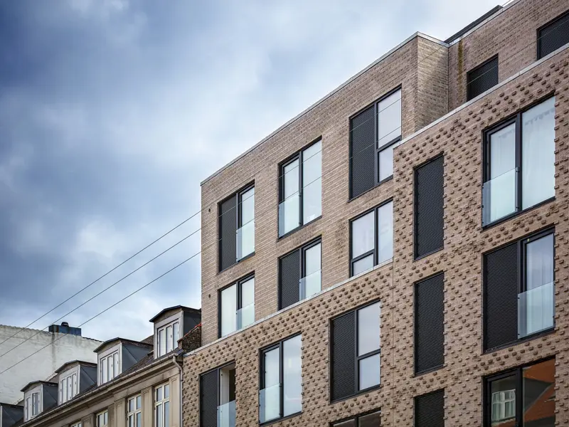 oversigtbilledet af en etageejendom. vinduer lavet i farven sort og med lyddæmpende glas