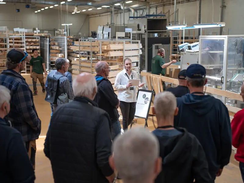 Åben Fabrik 2025 - Caroline fortælle 10 gæster på rundvisning om vores Conturex.