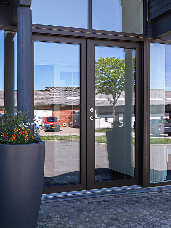 Dobbeltdør med alu i farven E34 og standard greb.