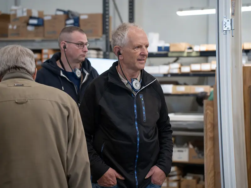 Åben Fabrik 2025 - 3 gæster på rundvisning.