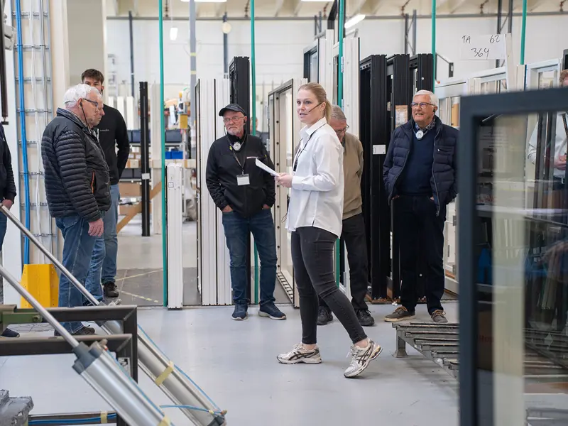 Åben Fabrik 2025 - Caroline fortæller gæster på rundvisning om vores glasmontage.