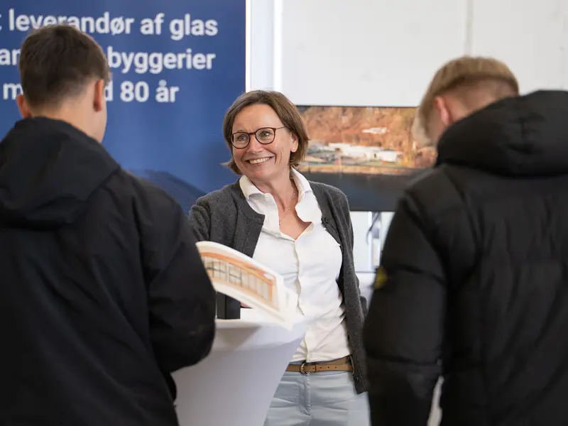 Åben Fabrik 2025 - 3 gæster på besøg ved en leverandør.