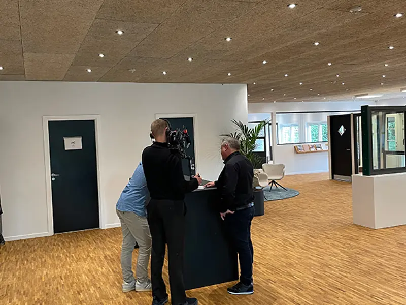 Boligkøb i blinde besøger udstillingen i Rødovre. De taler ved at højt bord.