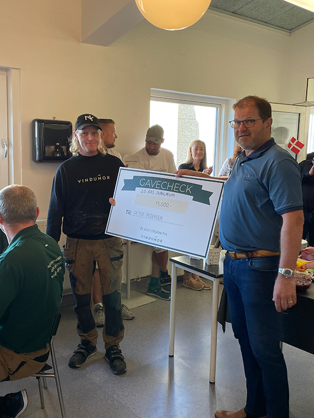 Henrik står sammen med Peter Pedersen ved Peters jubilæumsfejring i kantinen