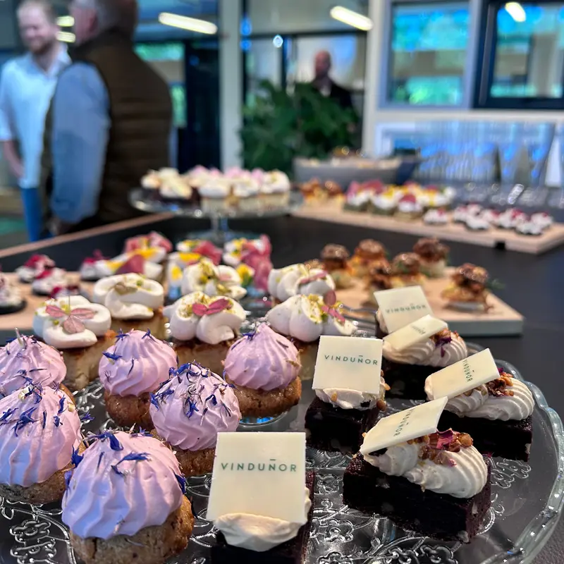 Åbningsreception i Aarhus den 24. sep - Små kager på desken med Vindunor logo på.