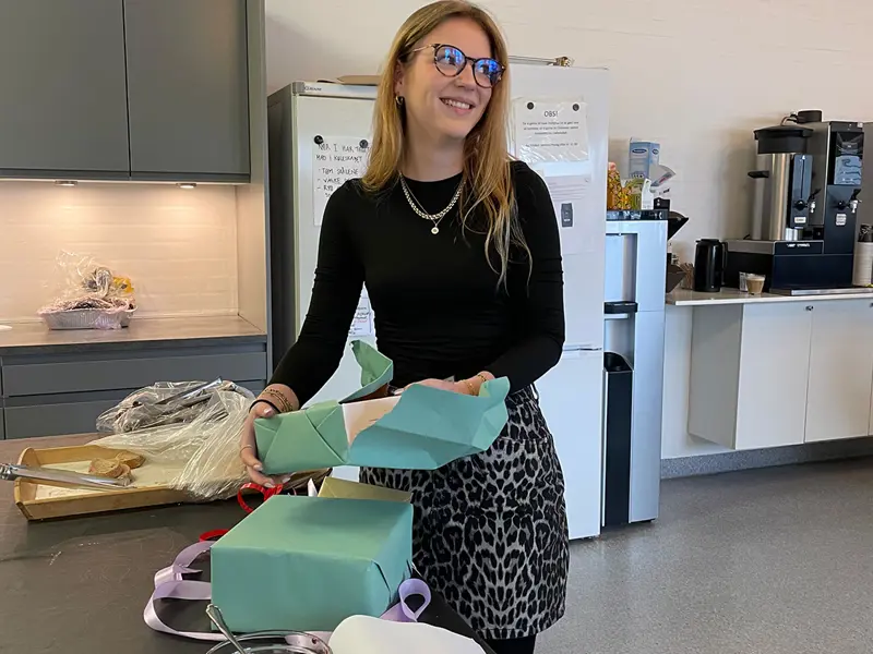 Mathilde åbner de gaver hun fik, da hun blev færdig som elev.