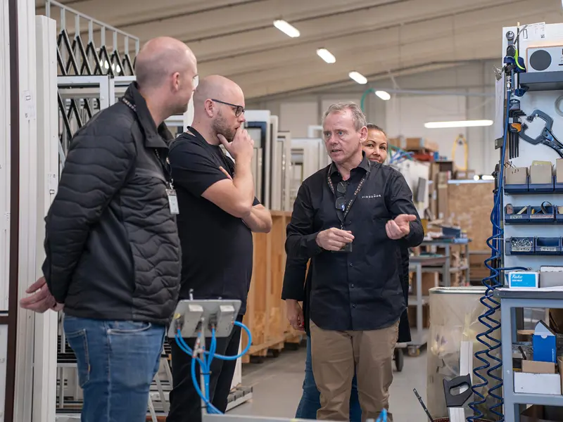Åben Fabrik 2025 - Claus fortæller på rundvisningen om vores beslåningsafdeling.