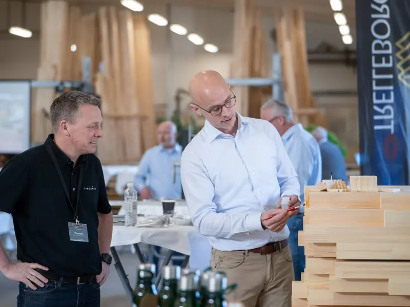 Åben Fabrik 2025 - Carsten får en spændende snak med Barrus, som virer årene på træet.