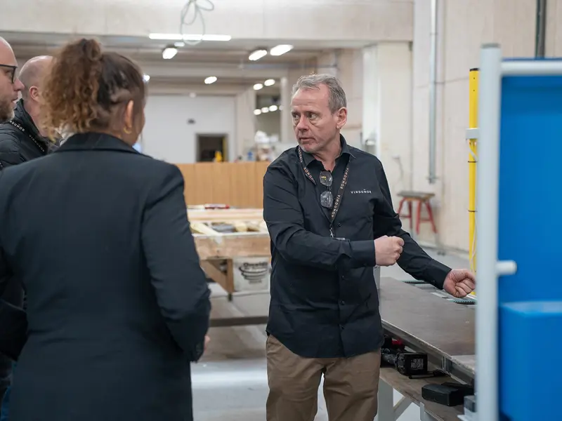 Åben Fabrik 2025 - Claus fortæller gæster på rundvisning om vores limdyvel maskine.