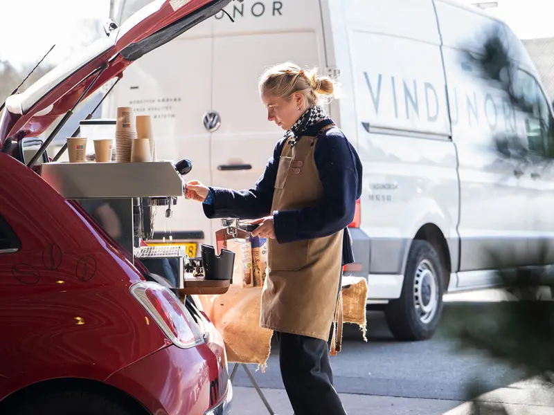 Åben Fabrik 2025 - en kaffevogn hvor en sød kvinde serverer kaffe.