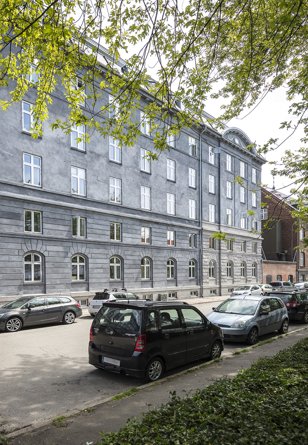 Oversigtbillede udvendigt af etageejendom med dannebrogsvinduer i farven hvid lavet i Nor48 - reference hørsholmsgade