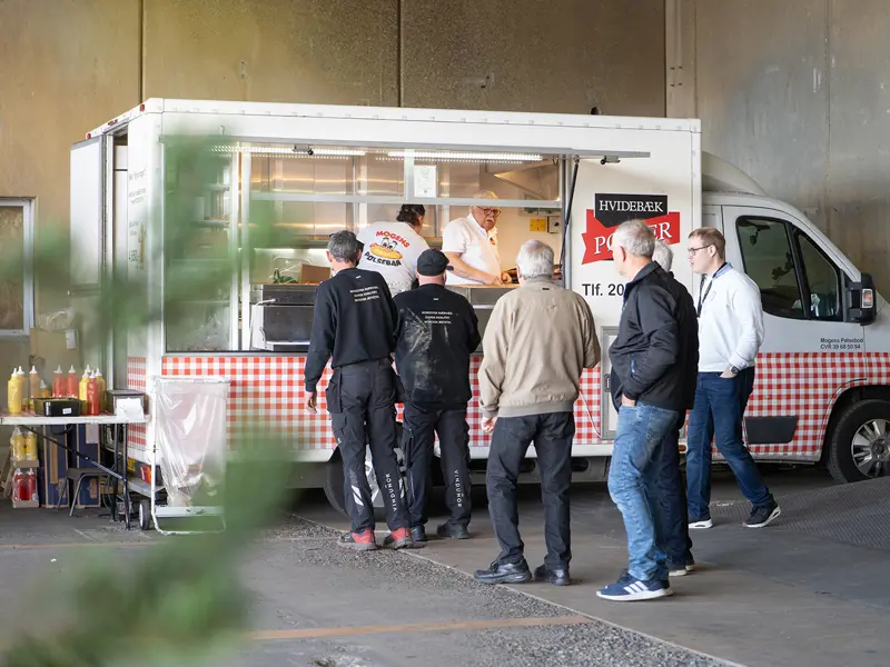 Åben Fabrik 2025 - der er kø til Mogens Pølsemand.