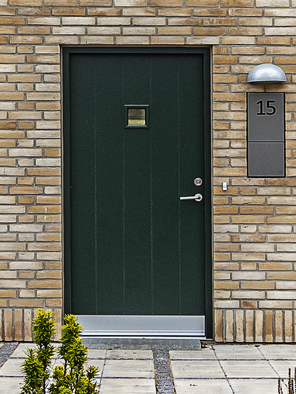 Pladedør Vig i grøn RAL 6009 med alu sparkeplade og standard greb.