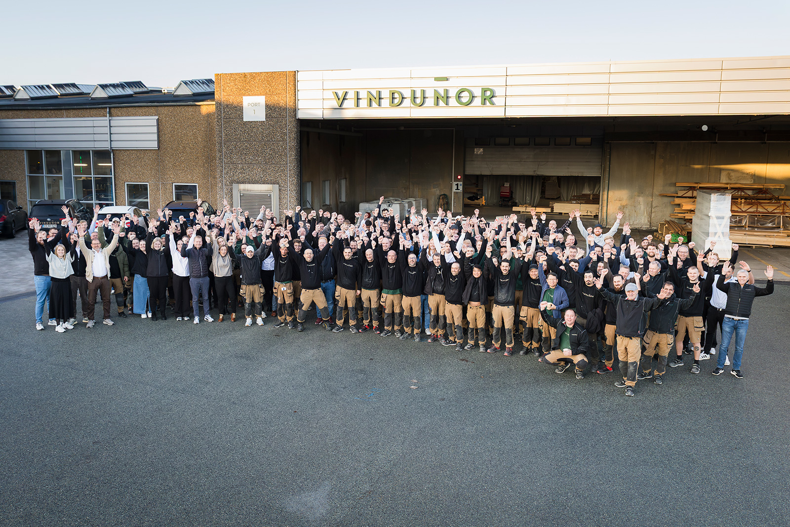 Ca. 200 medarbejdere samlet i foran port 1 med armene over hovedet.