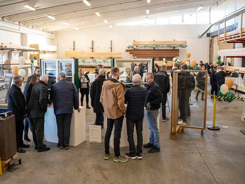 Åben Fabrik 2024 - Gæster studerer de 2 udstillede kitfals vinduer.